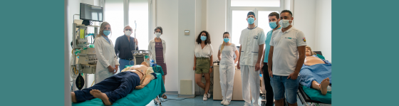 Persone con mascherine in una sala chirurgica