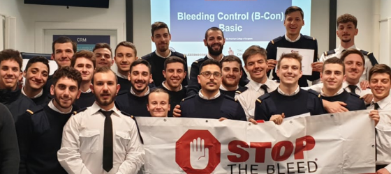 foto di un gruppo di ragazzi dell'accademia militare che hanno ricevuto il diploma dell'accreditamento