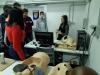 Uno dei gruppi in visita al laboratorio di ingegneria osserva i prototipi di nuovi manichini
